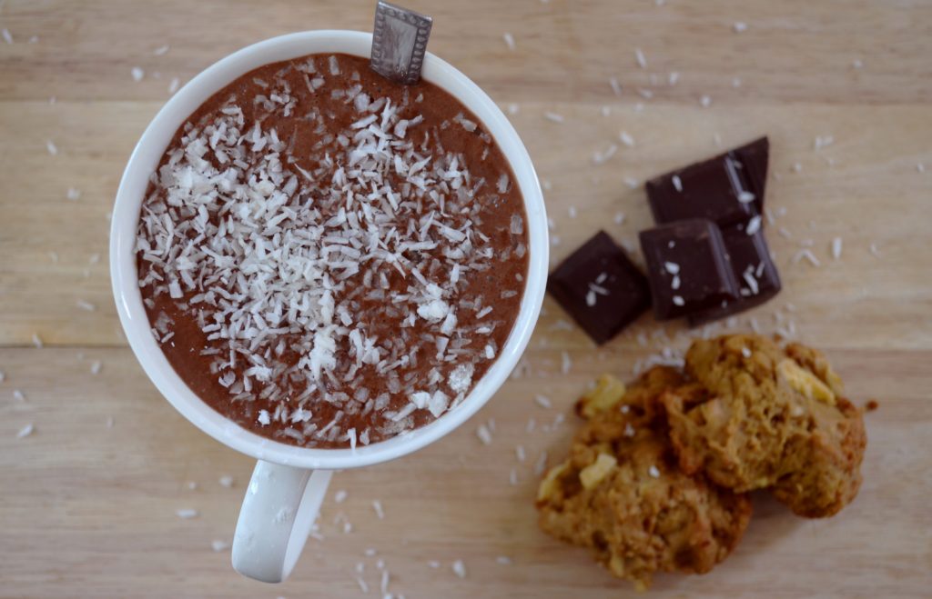 chocolat chaud noix de coco rapé avec biscuit et carré de chocolat